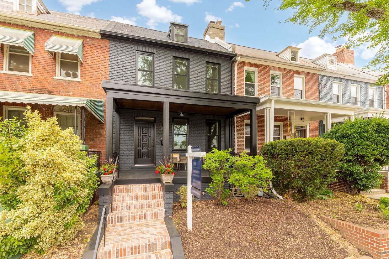 Foto principal - 4327 2nd St NW