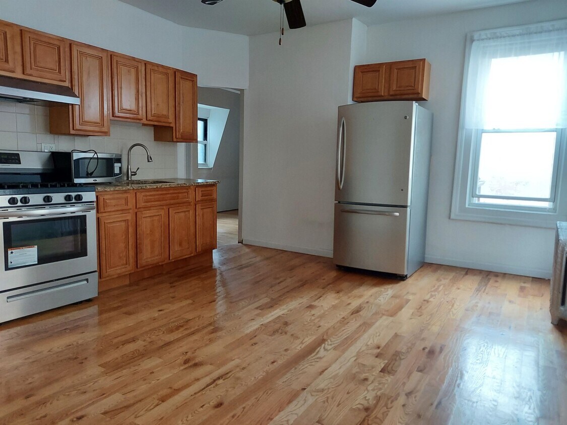 Primary Photo - 225 Palisade Ave