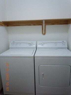 Building Photo - 2 Bedroom Condo!