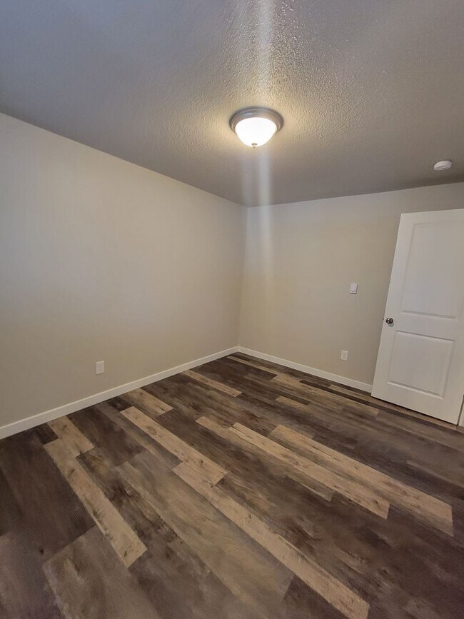 Building Photo - Cozy 2 bedroom 1 bath, newly remodeled and...