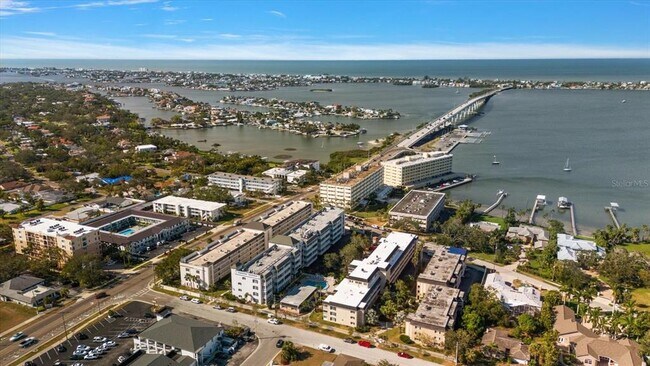 Foto del edificio - 100 Bluff View Dr