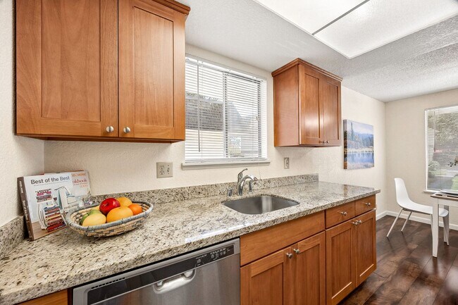 Foto del edificio - Charming 2 bed, 1 bath Lynnwood Condo, $1695/mo.