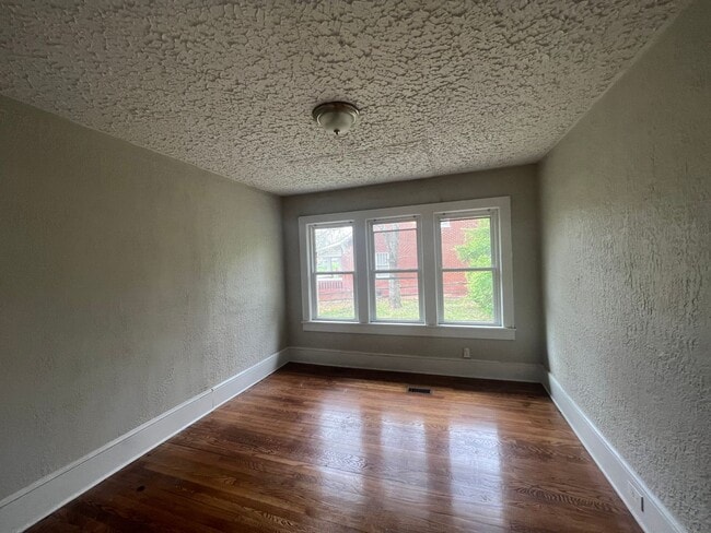 Building Photo - COMING SOON--3715 Hershberger Rd 3bed/1.5 bath $1495