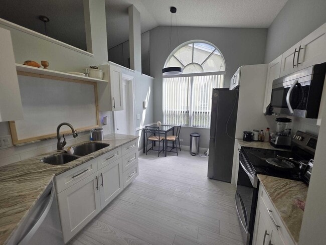 Foto del edificio - 6201 Pond Tree Ct