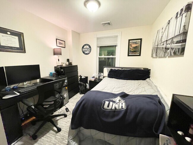 Foto del edificio - Beautiful 6 Bed Condo Style Apartment Available 9/1/26