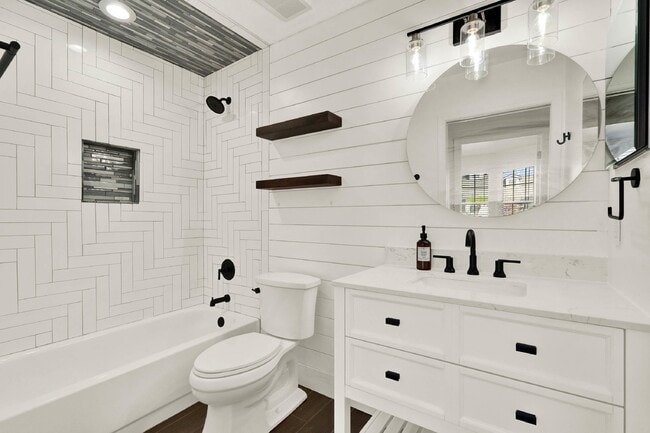 Building Photo - Charming 2-Bedroom + Bonus Room/Loft, 2-Bath Townhome Retreat in Conway!