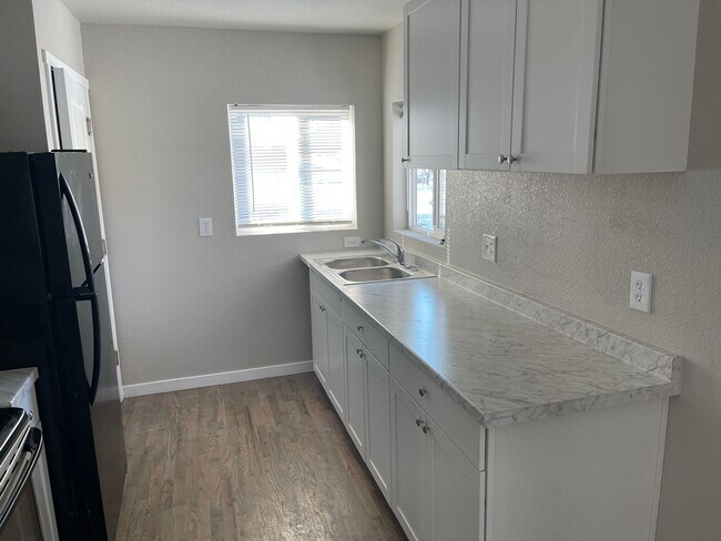 Building Photo - 2 Bedroom 1 Bath Apartment