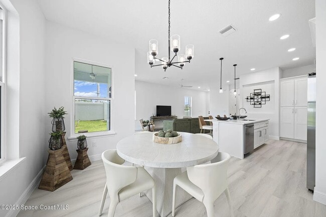 Building Photo - 1340 Windchime Ln