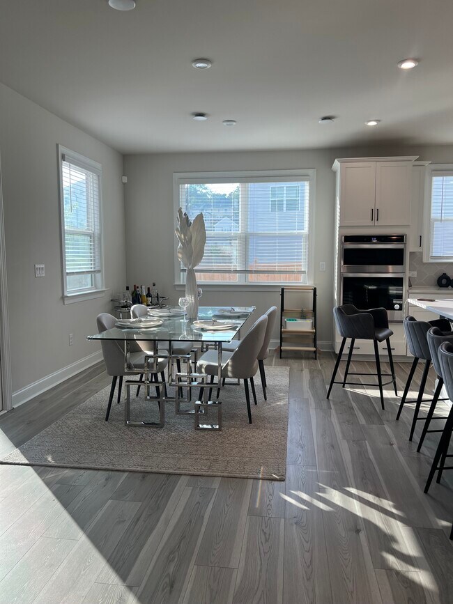 Foto del edificio - 2415 Hidden Creek Rd