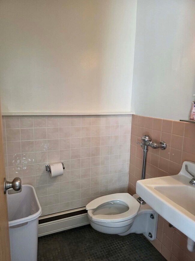 Building Photo - 420 4th St NE