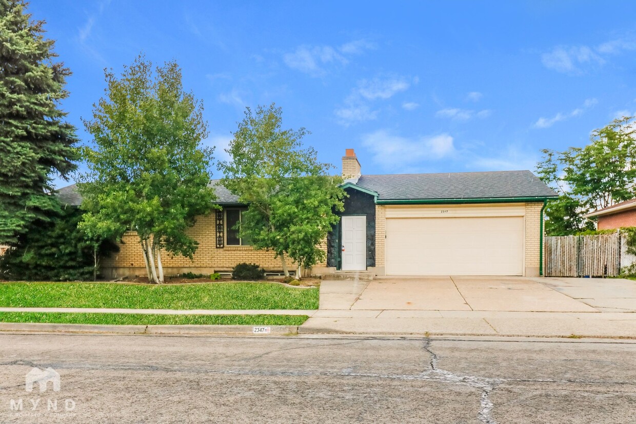 Primary Photo - 2347 S Ledgewood Dr