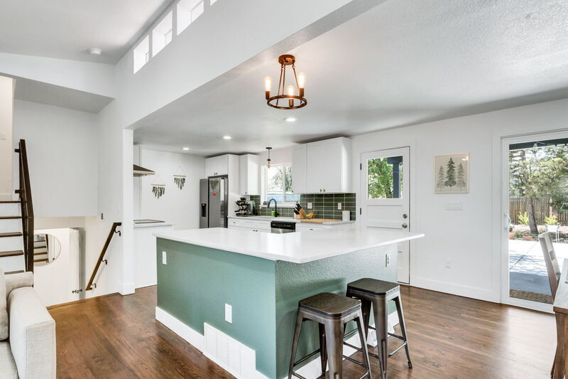 Photo - 6029 Oak Street