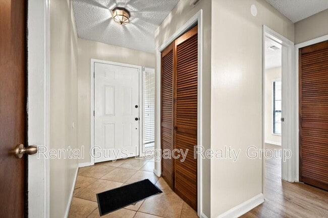 Building Photo - 3956 Hollows Dr