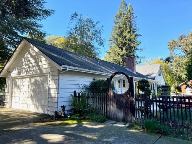 Building Photo - Gorgeous 5 bedroom, 4.5 bath, Westside Dan...