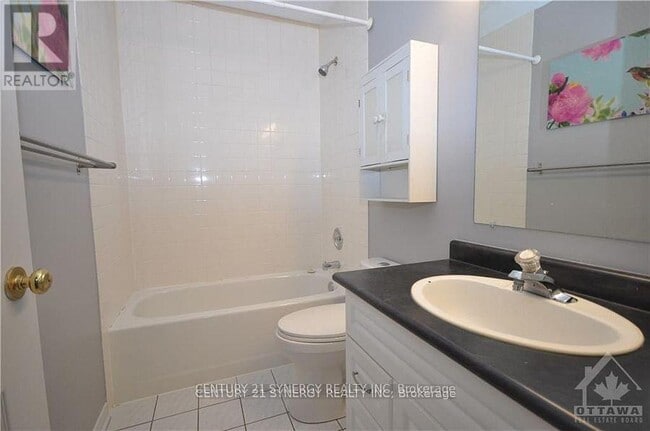 Building Photo - 450-450 MacLaren St