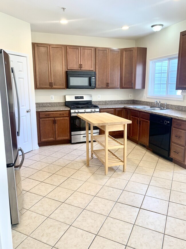 Large kitchen with two pantries - 12915 Woods View St