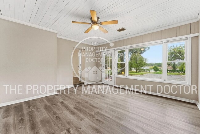 Building Photo - Rare Find! Spacious 2/1 Home on Huge Lot - Perfect for Work Vehicles, Boats & Pets