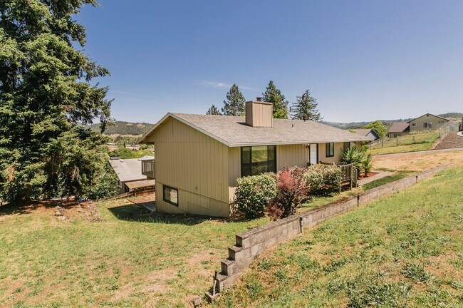 Building Photo - Great 3 Bedroom 2 Bath House!