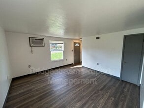 Building Photo - 147 Oak St