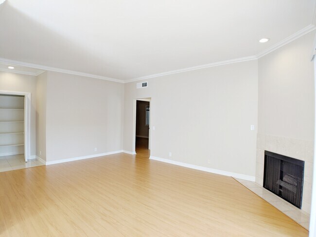 Building Photo - 1315 S Carmelina Ave