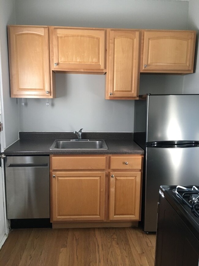 Building Photo - 1940 W Wilson Ave