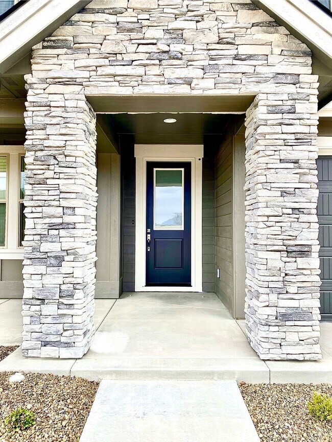 Building Photo - Beautiful Custom 6 Bedroom (2 Primary Bedr...