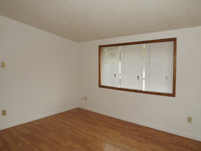 Building Photo - Nice 3 Bedroom 1 3/4 Bath Home in Spanaway!