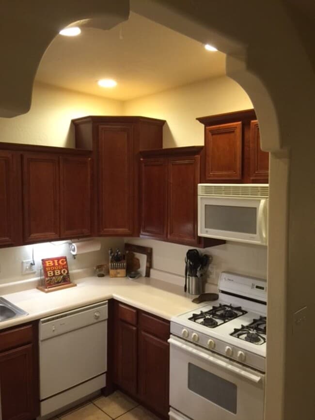 Building Photo - wonderful 3 bedroom townhome with a great location!