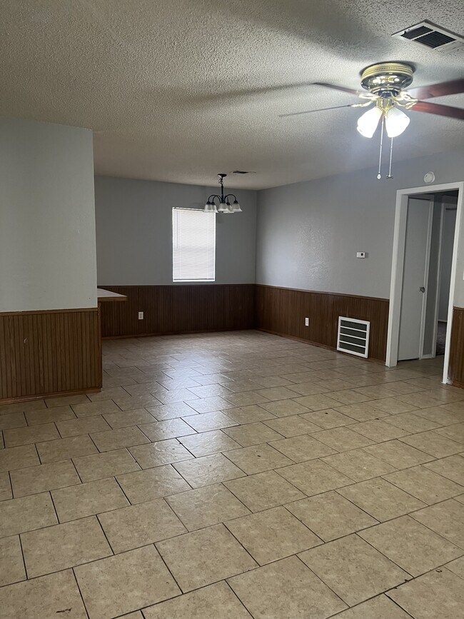 Foto del edificio - 15682 Todd Ln