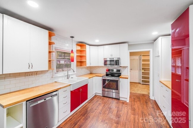 Building Photo - 5600 Riviere Dr