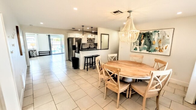 Foto del edificio - Annual furnished Updated 4-Bedroom Pool Home with Spacious Living Areas