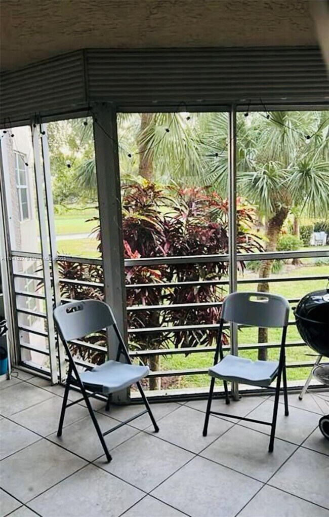 Building Photo - 1811 Sabal Palm Dr