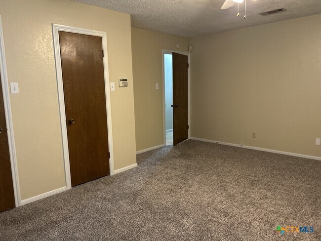 Foto del edificio - 700 Cedar Oaks Ln