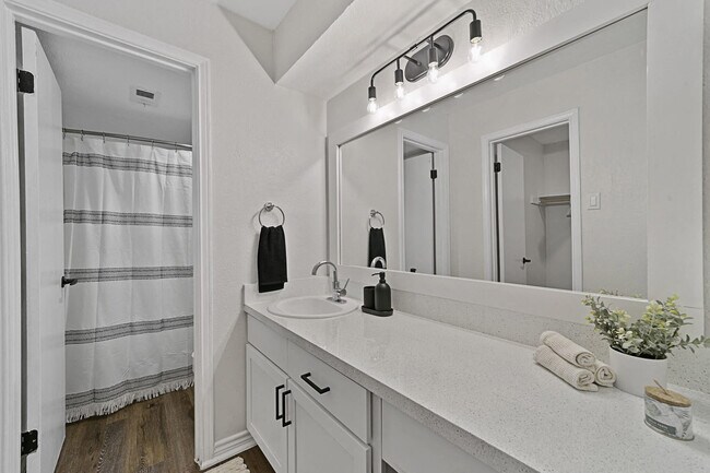 Building Photo - Lakeside Apartments