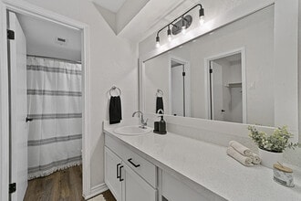 Building Photo - Lakeside Apartments