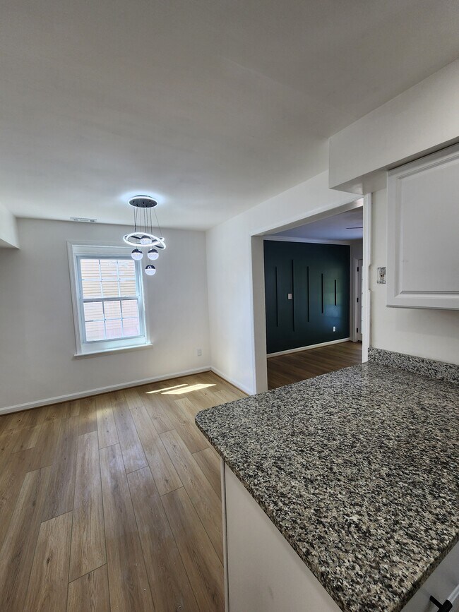 Building Photo - 1206 Caldwell Ct S