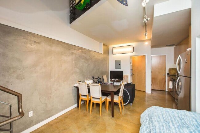 Building Photo - Loft style Unit in SOMA - Move-In Bonus