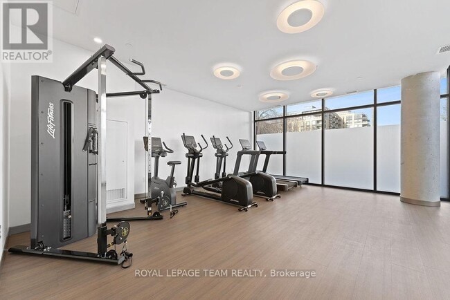 Building Photo - 360 Deschâtelets Ave.