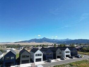 Building Photo - 901 Scenic Trl