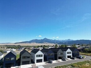 Building Photo - 901 Scenic Trl