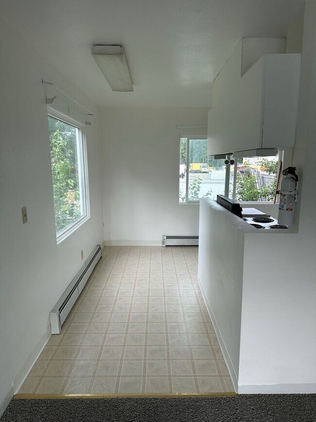 Foto del edificio - 2 BD, 1 BA Apartment Nestled Back on a Culd-de-Sac