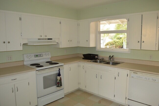 Foto del edificio - Charming 3 Bed/1.5 Bath in Desirable College Heights Location!