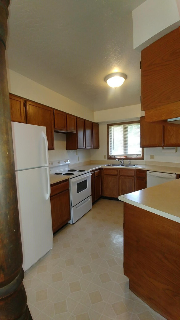 Building Photo - Three Bedroom House with Pets Considered