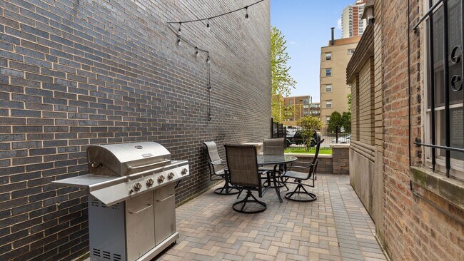 Foto del edificio - 6122 N Kenmore Ave