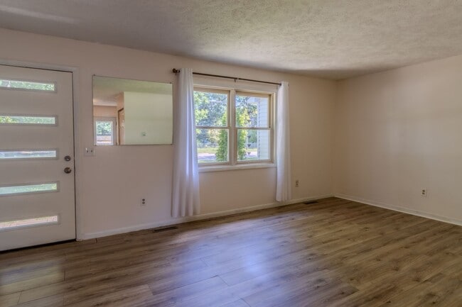 Foto del edificio - 2 Bed / 1 Bath Bungalow on Rose Street