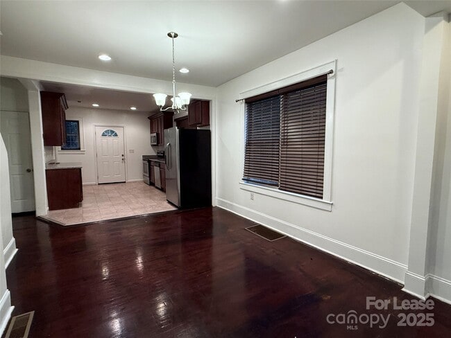 Foto del edificio - 424 Woodvale Pl