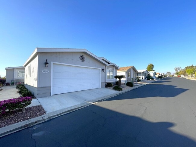 Building Photo - AVAILABLE NOW! CHARMING 2 Bed 2 Bath Home ...