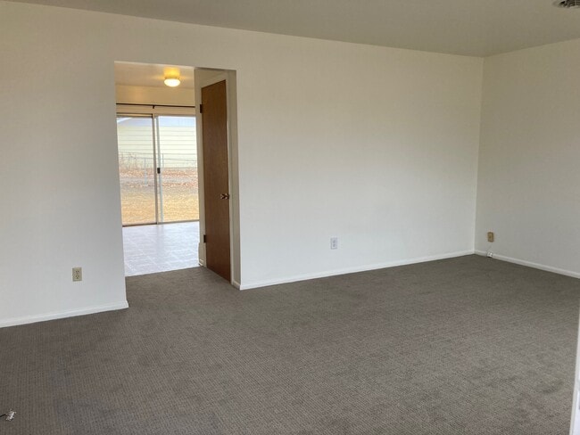Building Photo - 1425 Lynn Ave