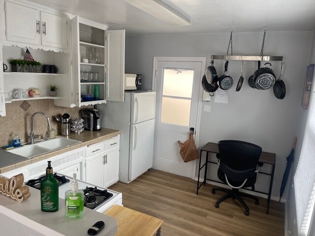 Kitchen Angle 1 - 520 Penn St