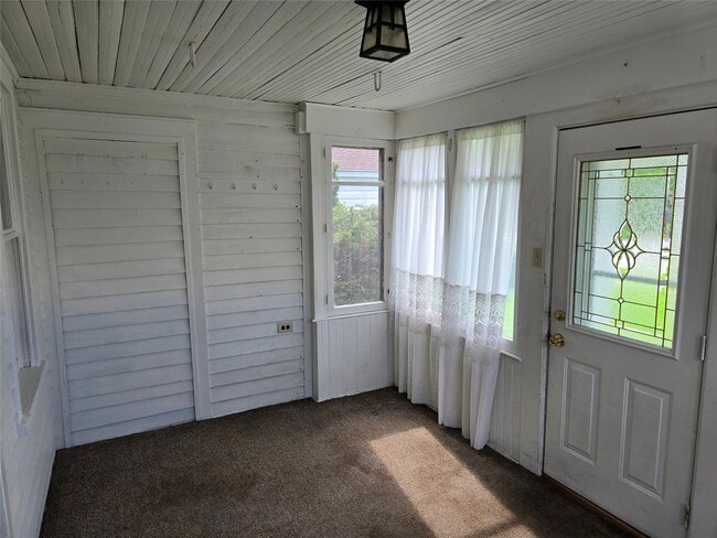 Building Photo - 112 E Plum St